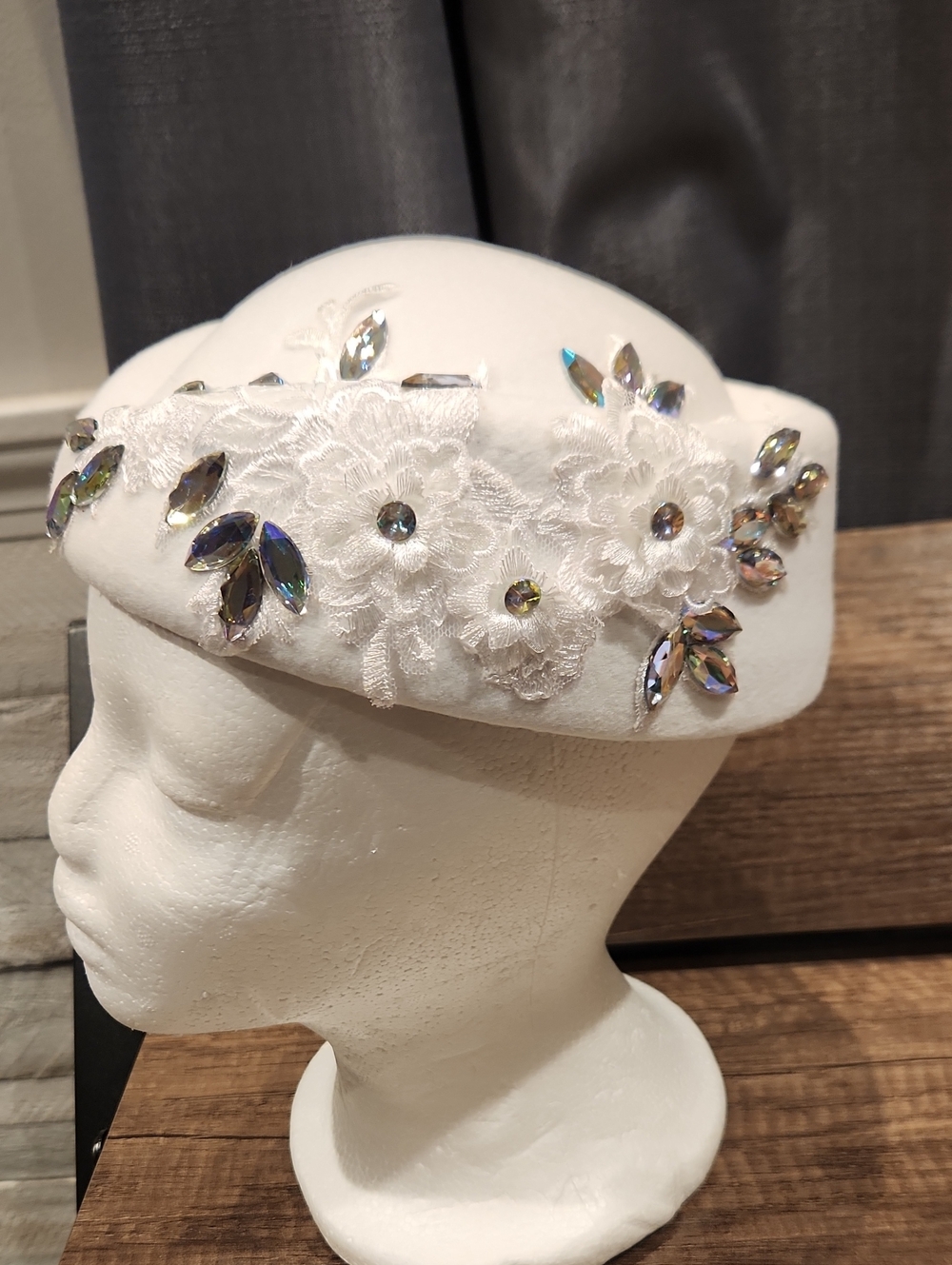 New Women White Eligant Hat. Diamond Flower Applique Felt Pillbox Sz 57